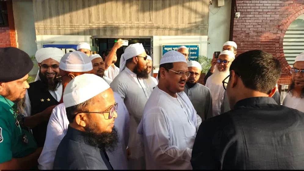 ১৪ দিনের সফরে যুক্তরাষ্ট্রে চরমোনাই পীর, থাকছে যেসব কর্মসূচি