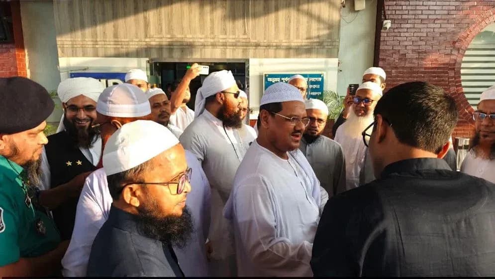 ১৪ দিনের সফরে যুক্তরাষ্ট্রে চরমোনাই পীর, থাকছে যেসব কর্মসূচি