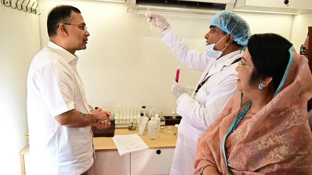 খাদ্য পরীক্ষার ভ্রাম্যমাণ ল্যাবে প্রধানমন্ত্রী, জানলেন যেসব তথ্য