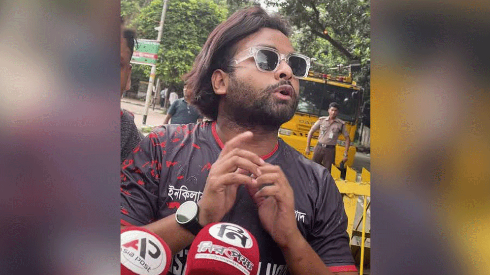রবীন্দ্রনাথের প্রতিকৃতিতে কালি মাখানোর অভিযোগে আয়াস আটক