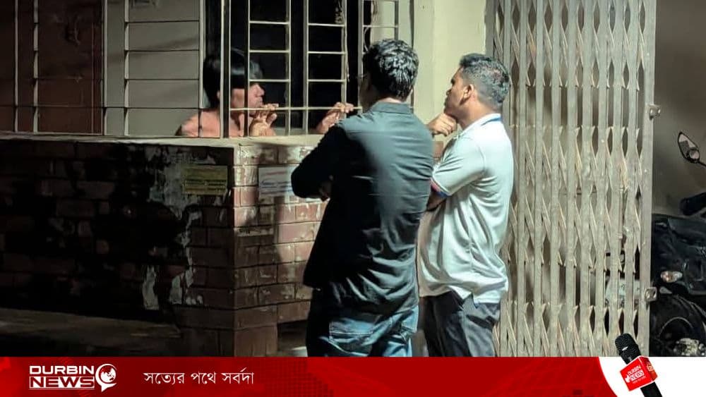 গভীর রাতে বিশ্ববিদ্যালয়ের ডরমিটরিতে ছাত্রীসহ কর্মকর্তা আটক, এরপর যা ঘটলো..