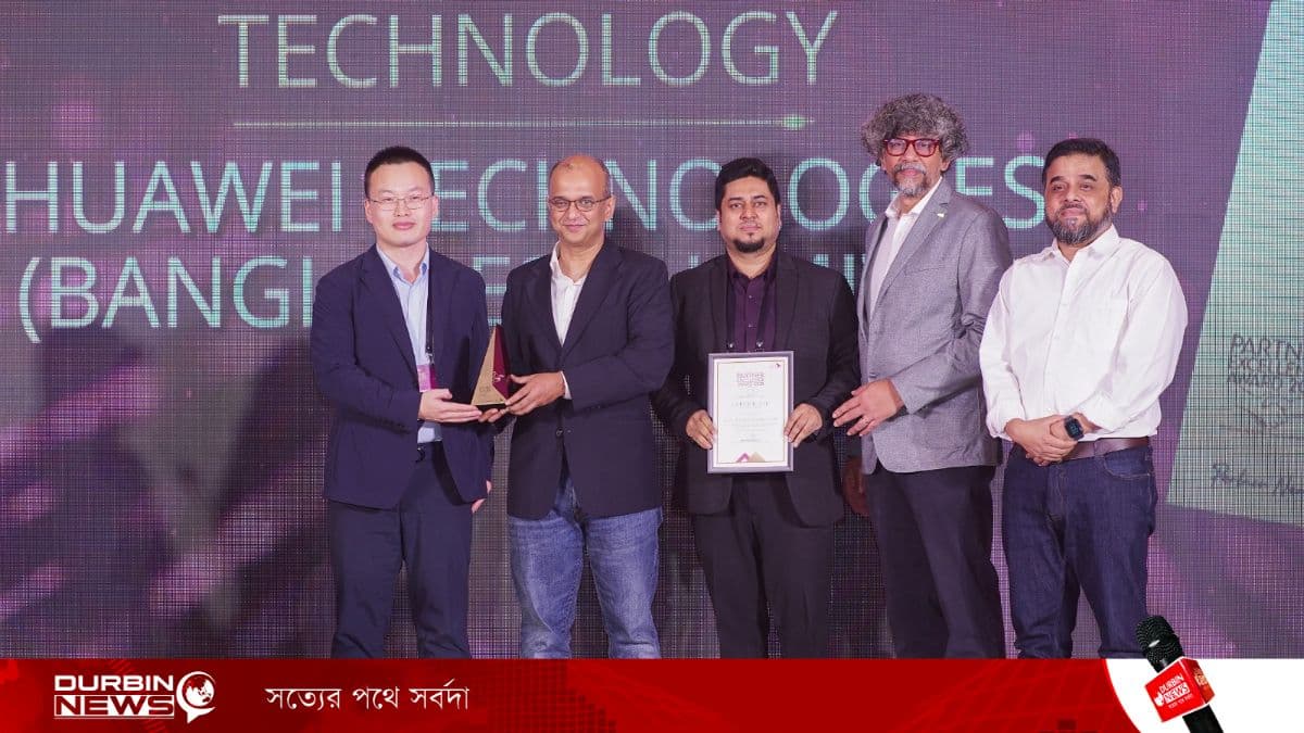 বিকাশের ‘পার্টনার এক্সিলেন্স অ্যাওয়ার্ডে’ টেকনোলজি ক্যাটাগরিতে সম্মাননা পেল হুয়াওয়ে
