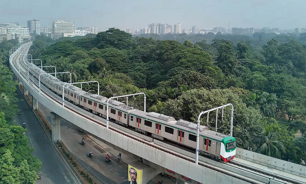 চলন্ত অবস্থায় মেট্রোর দরজা খুলে, বন্ধ ট্রেন চলাচল