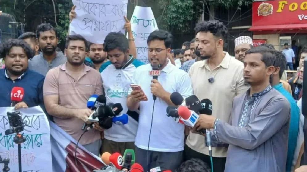প্রতিমন্ত্রীর পদত্যাগসহ পাঁচ দফা দাবিতে যুব উন্নয়ন অধিদপ্তর ঘেরাও