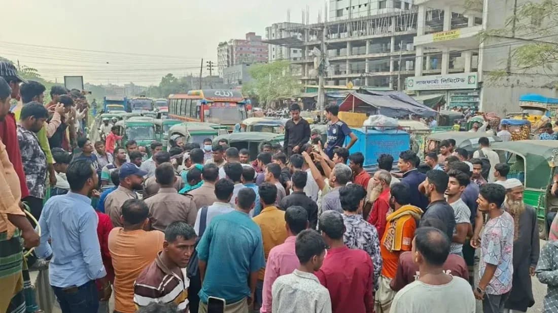 তিন দিনের মধ্যে অটোরিকশা বন্ধের হুঁশিয়ারি, ঢাকায় সড়ক অবরোধ চালকদের