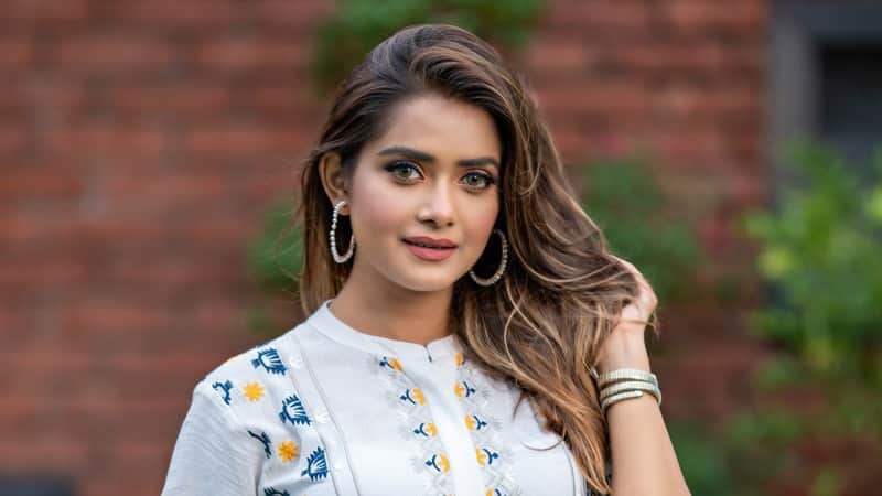 সড়ক দুর্ঘটনায় অল্পের জন্য রক্ষা পেলেন তানজিন তিশা
