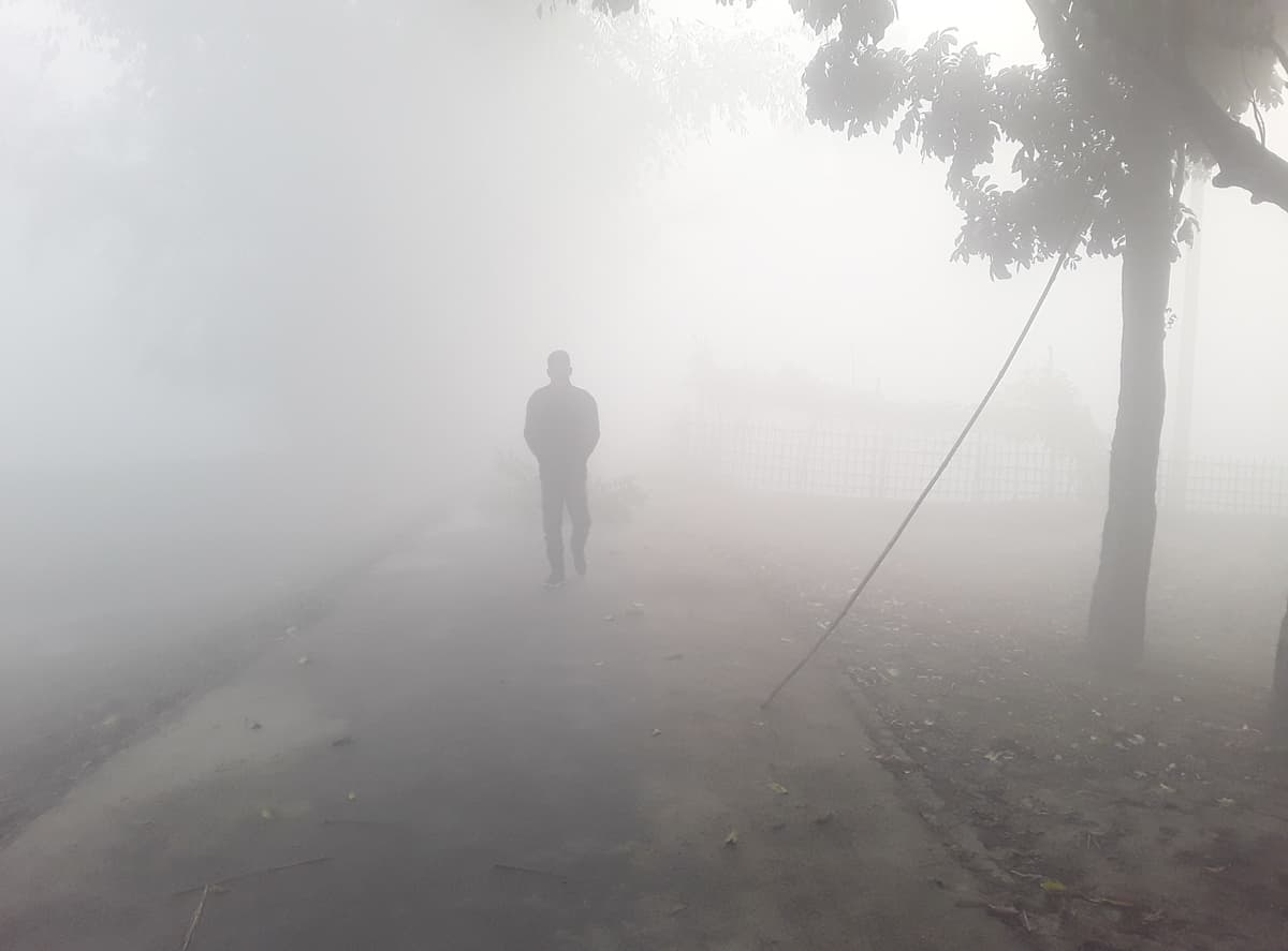 নীলফামারীতে মৌসুমের প্রথম কুয়াশা, সড়কে হেডলাইট জ্বালিয়ে চলাচল