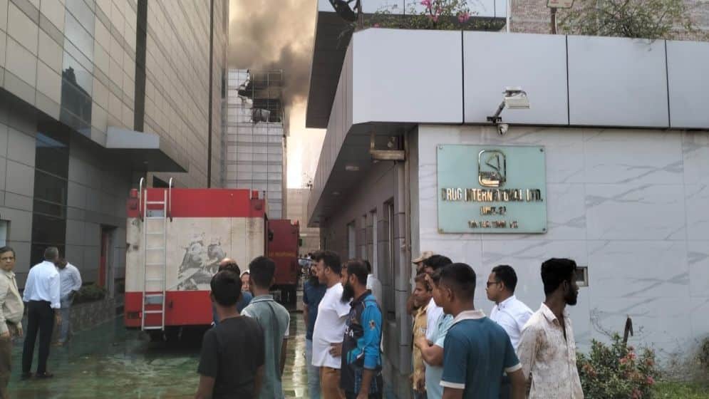 টঙ্গীতে ওষুধ কারখানায় আগুন, নিয়ন্ত্রণে ১৬ ইউনিটের চেষ্টা