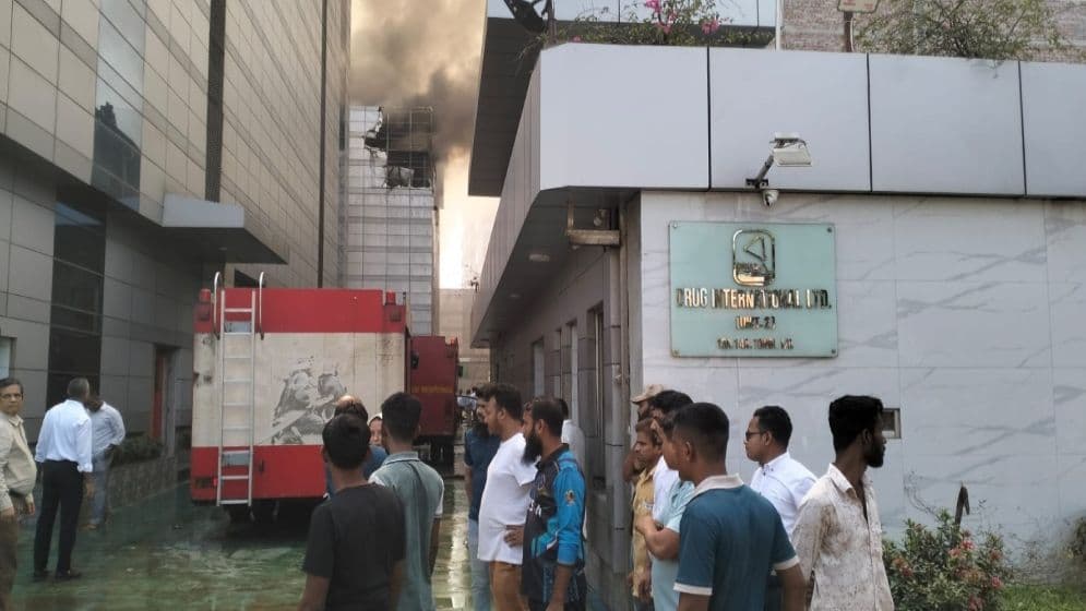 টঙ্গীতে ওষুধ কারখানায় আগুন, নিয়ন্ত্রণে ১৬ ইউনিটের চেষ্টা