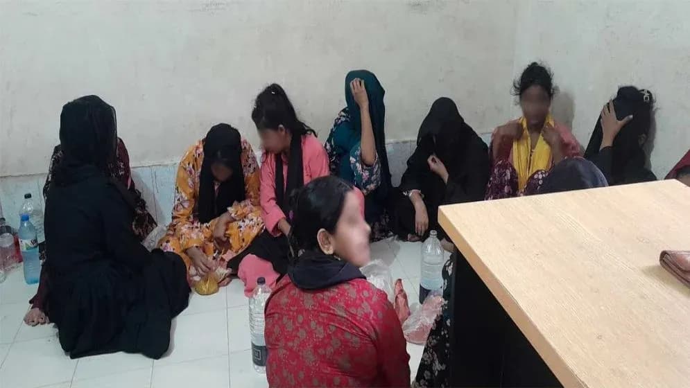 গাজীপুরের আবাসিক হোটেলে পুলিশের অভিযান, গ্রেফতার ৩৯