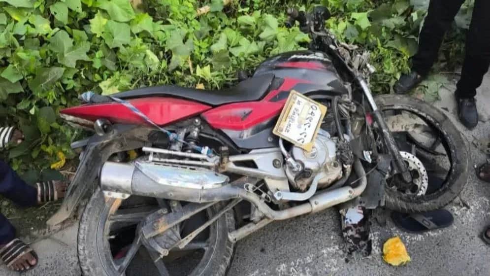 স্ত্রীকে নিয়ে মোটরসাইকেলে ঘুরতে গিয়ে প্রাণ গেল যুবকের, আহত স্ত্রী