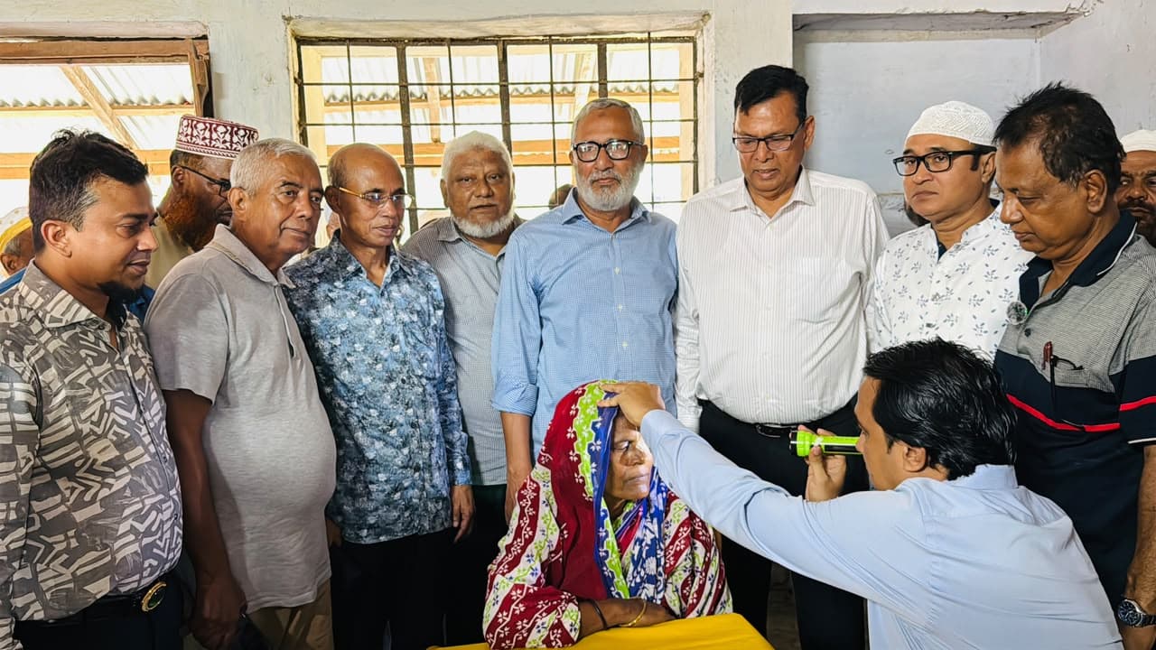 চোখের চিকিৎসায় কলাপাড়ায় মানবিক উদ্যোগ, সেবা নিলেন কয়েকশো মানুষ