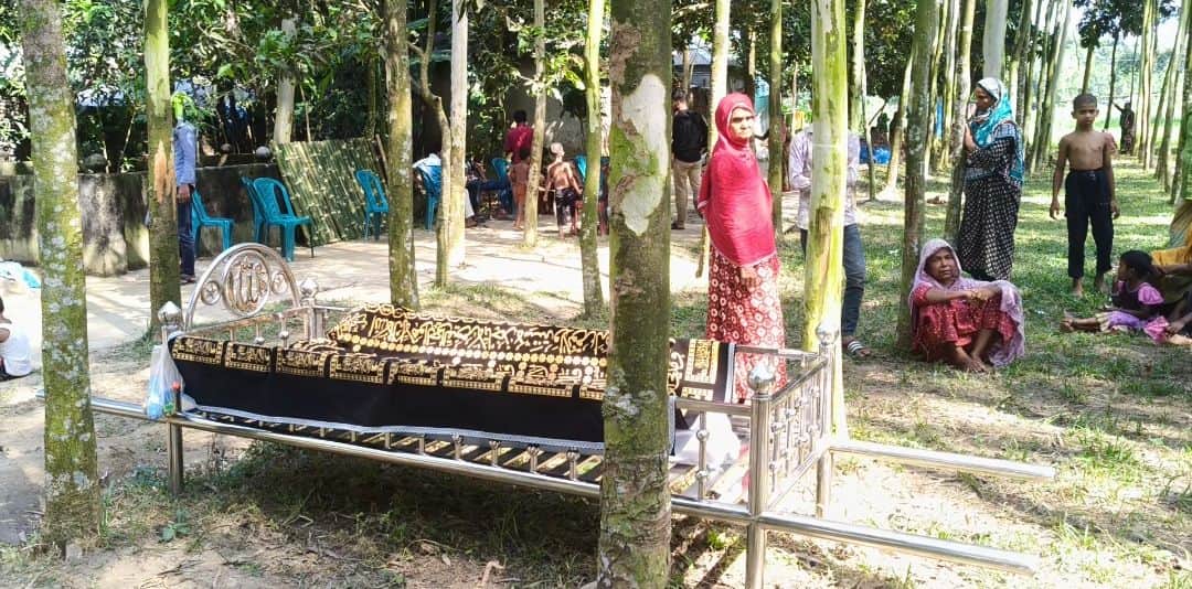 সম্পত্তির ভাগ নিয়ে ভাই-বোনের বিরোধ, আটকে আছে বাবার দাফন